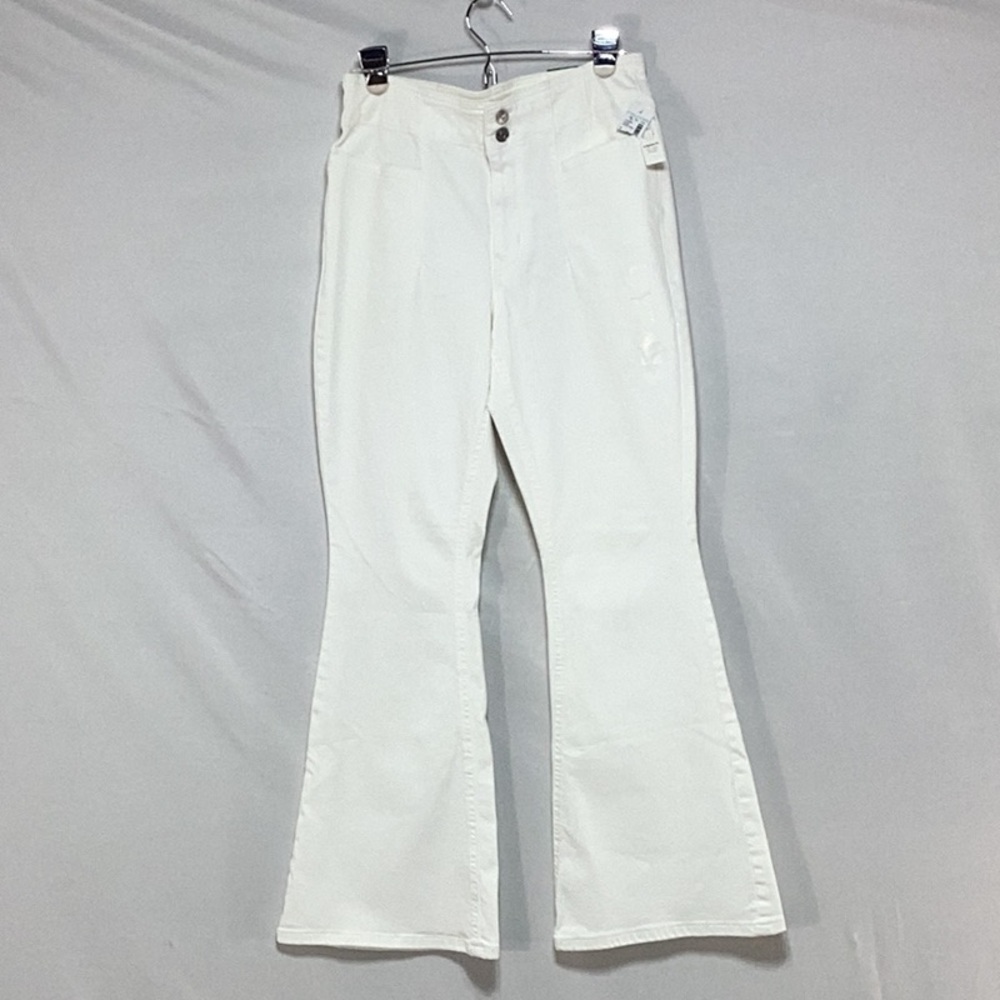 NWT Maurices M jeans white 8 short original fit flare jeans